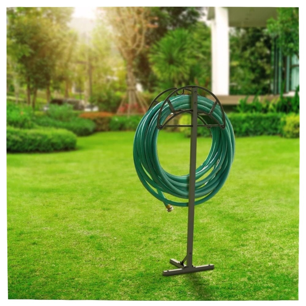 Freistehender Gartenschlauchhalter aus Metall – robuster Schlauchständer mit Ablagefach, pulverbeschichtet, dekorativ & platzsparend