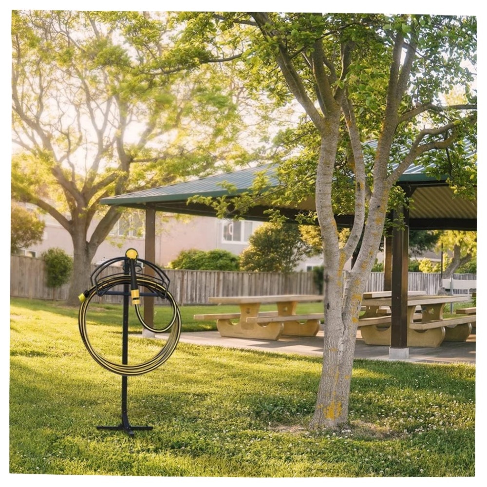 Freistehender Gartenschlauchhalter aus Metall – robuster Schlauchständer mit Ablagefach, pulverbeschichtet, dekorativ & platzsparend
